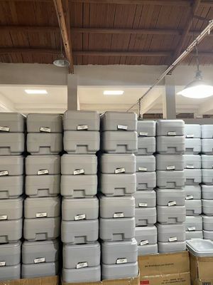 Volwassenengrootte Vierkante toiletkomvorm Draagbaar toilet voor buitenshuis gerecycled materiaal