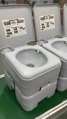 Volwassenengrootte Vierkante toiletkomvorm Draagbaar toilet voor buitenshuis gerecycled materiaal