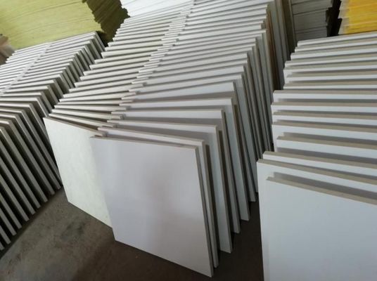 Brandvaste akoestische geluidsdichte glasvezel plafondplaat met plafond-T-grid-installatie