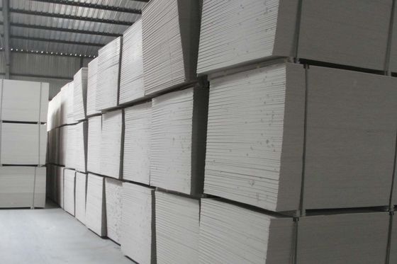 Vierkant akoestisch geluidsabsorptie gipsbord voor afschermingswand- en plafondoplossing