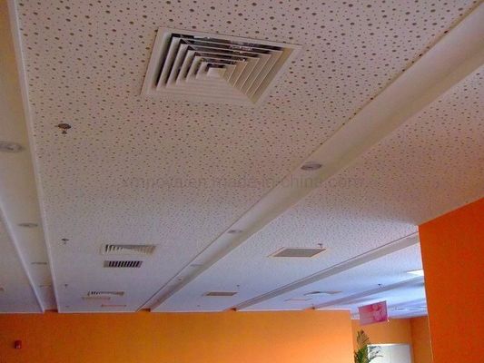 Witte akoestische geluidsabsorptie ophangplaat van gips voor op maat gemaakte plafonds