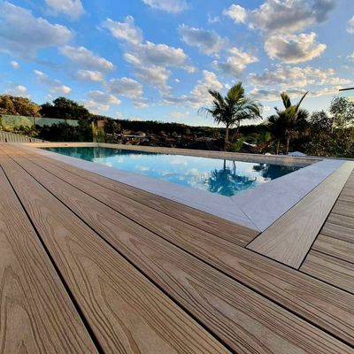 Hout Plastic Composite WPC hek en Pergola Decoratieve pilaar Bruin Oppervlak Afgerond