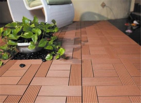 Afslag WPC tuindekvloeren met kunstmatige hout-plastic composietmaterialen