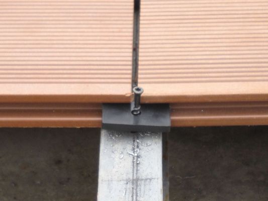 Hout-plastic composiet WPC-dekclips met roestvrij staal en houtkorrelpatroon