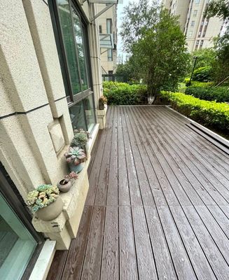 Wateropname Uitbreidingsgraad 2,5% Bruin hout Plastic Composite Dekbedekking voor tuin