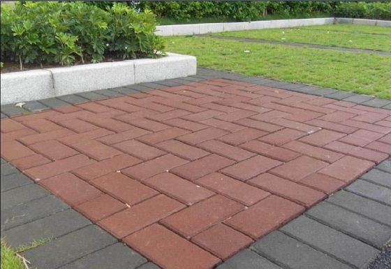 Antieke stijl Waterdoorlaatbare keramische klei Beton geplaveide baksteen in zwart grijs en rood