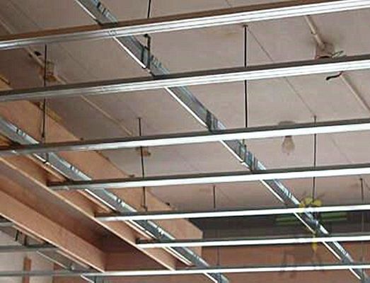 Hoofdkanaal voor metalen of staalvorming in plafondinstallatieproces