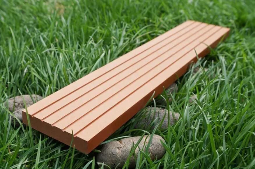 Op maat gemaakte WPC hout-plastic composietdekken voor buitentuinversiering